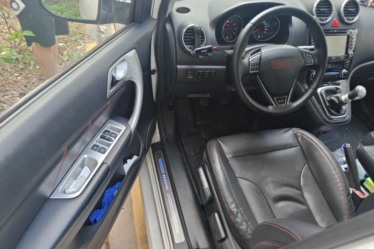 Used Haval H6 2013 Upgraded Model 1.5T Manual Two-Wheel Drive Elite Version Driver Seat