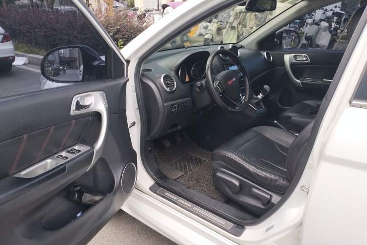 Used Haval H6 2013 Upgraded Model 1.5T Manual Two-Wheel Drive Elite Version Driver Seat