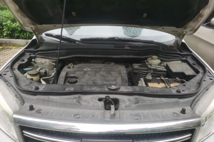Used Haval H6 2013 Upgraded Model 2.4L Automatic Two-Wheel Drive Prestige Version Engine Bay