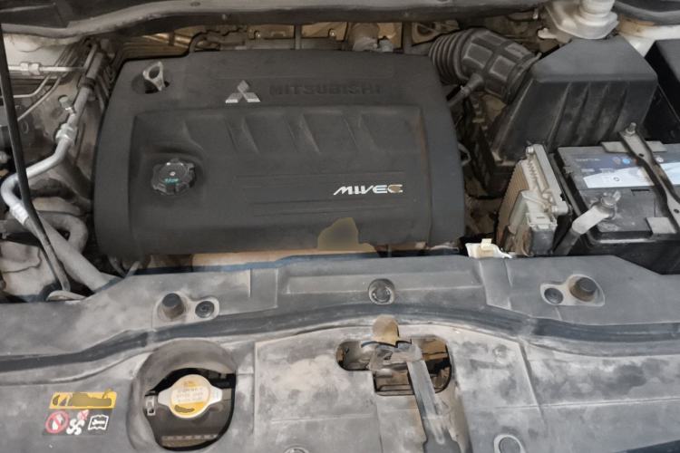Used Haval H6 2013 Upgraded Model 2.4L Automatic Two-Wheel Drive Elite Version Engine Bay