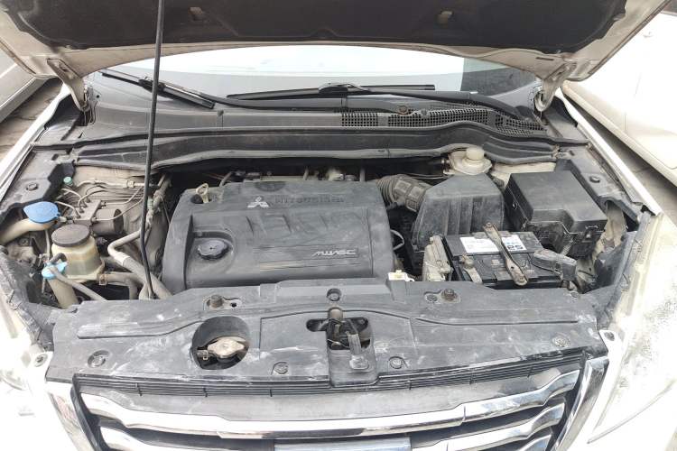 Used Haval H6 2013 Upgraded Model 2.4L Automatic Two-Wheel Drive Prestige Version Engine Bay
