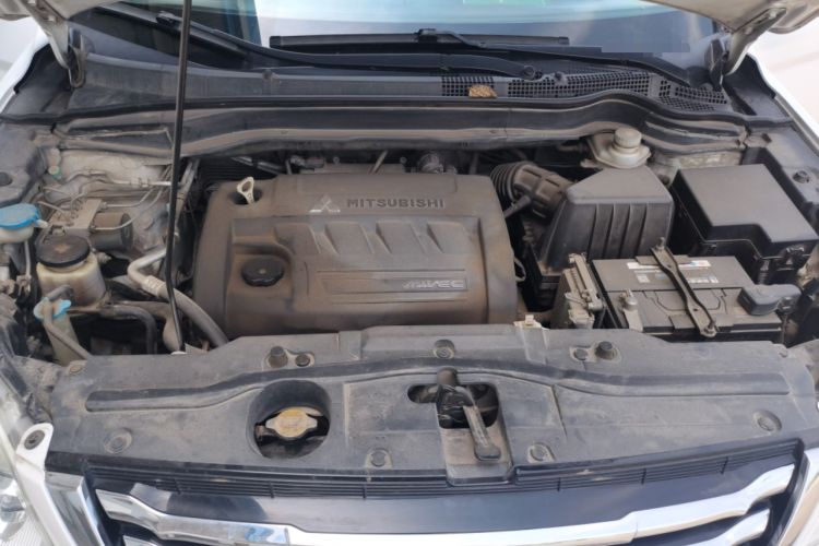 Used Haval H6 2013 Upgraded Model 2.4L Automatic Two-Wheel Drive Prestige Version Engine Bay