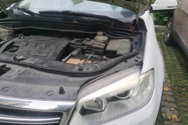 Used Haval H6 2013 Upgraded Model 2.4L Automatic Two-Wheel Drive Prestige Version Engine Bay Left