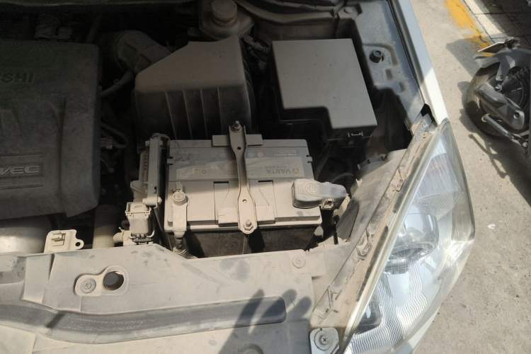 Used Haval H6 2013 Upgraded Model 2.4L Automatic Two-Wheel Drive Elite Version Engine Bay Left