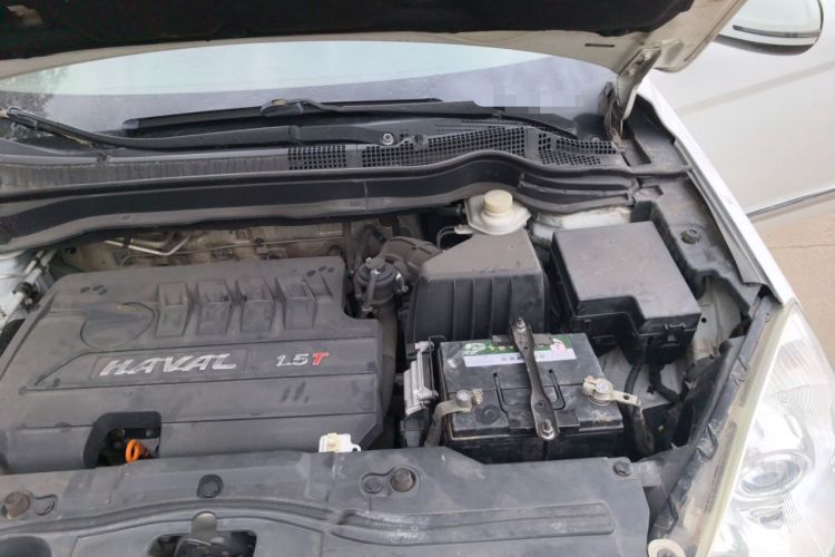 Used Haval H6 2013 Upgraded Model 1.5T Manual Two-Wheel Drive Elite Version Engine Bay Left