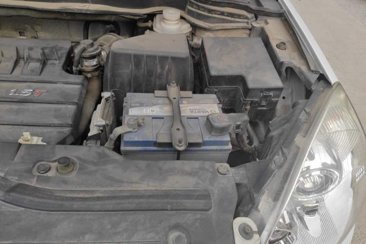 Used Haval H6 2013 Upgraded Model 1.5T Manual Two-Wheel Drive Elite Version Engine Bay Left