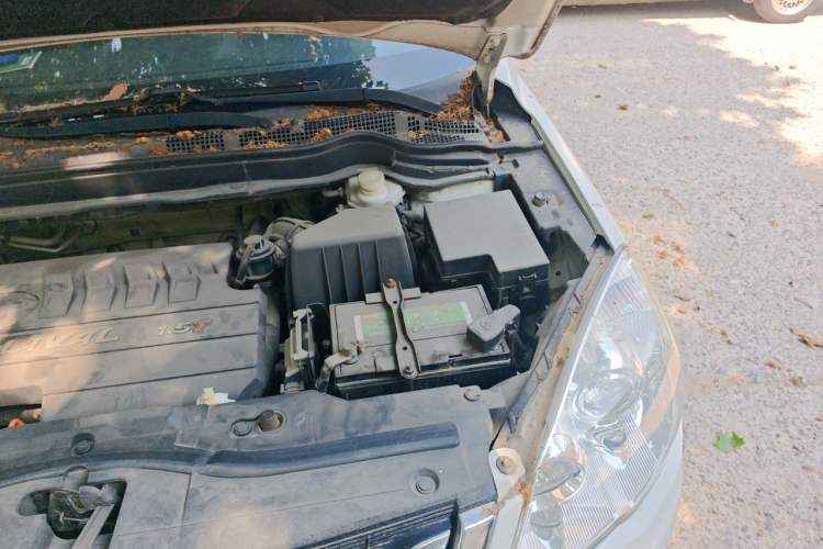 Used Haval H6 2013 Upgraded Model 1.5T Manual Two-Wheel Drive Elite Version Engine Bay Left