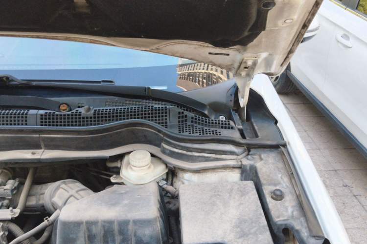 Used Haval H6 2013 Upgraded Model 2.4L Automatic Two-Wheel Drive Elite Version Engine Bay Left
