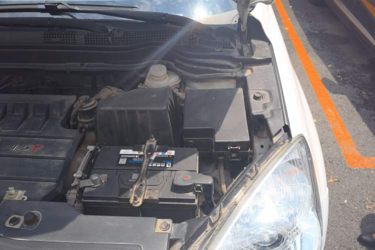 Used Haval H6 2013 Upgraded Model 1.5T Manual Two-Wheel Drive Elite Version Engine Bay Left