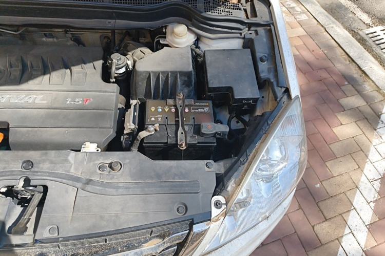 Used Haval H6 2013 Upgraded Model 1.5T Manual Two-Wheel Drive Elite Version Engine Bay Left