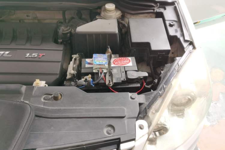 Used Haval H6 2013 Upgraded Model 1.5T Manual Two-Wheel Drive Elite Version Engine Bay Left