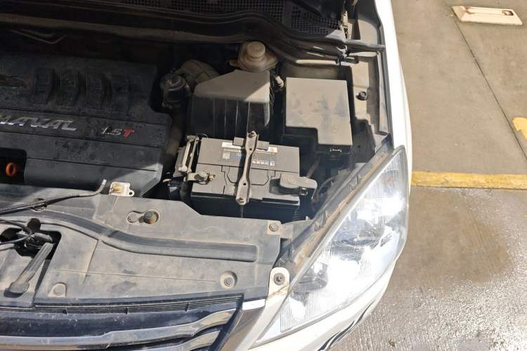 Used Haval H6 2013 Upgraded Model 1.5T Manual Two-Wheel Drive Elite Version Engine Bay Left