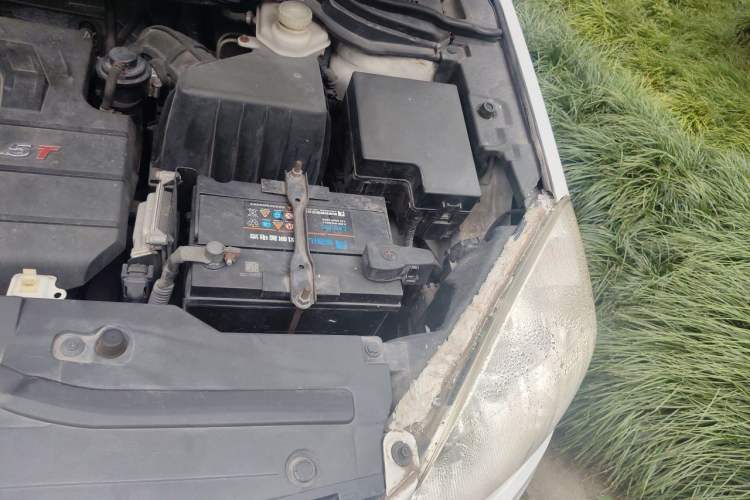 Used Haval H6 2013 Upgraded Model 1.5T Manual Two-Wheel Drive Prestige Version Engine Bay Left