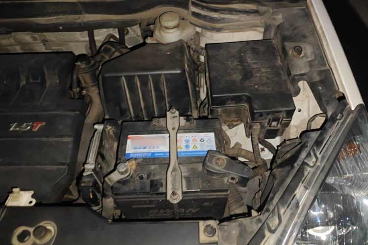 Used Haval H6 2013 Upgraded Model 1.5T Manual Two-Wheel Drive Elite Version Engine Bay Left