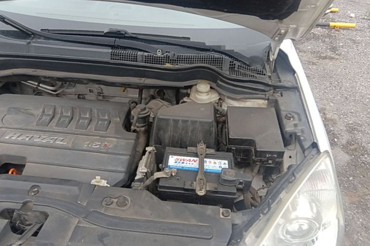 Used Haval H6 2013 Upgraded Model 1.5T Manual Two-Wheel Drive Elite Version Engine Bay Left