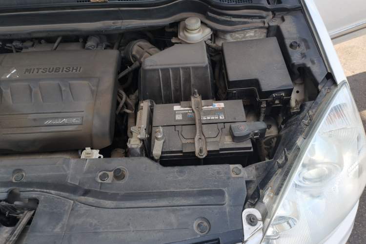 Used Haval H6 2013 Upgraded Model 2.4L Automatic Two-Wheel Drive Prestige Version Engine Bay Left