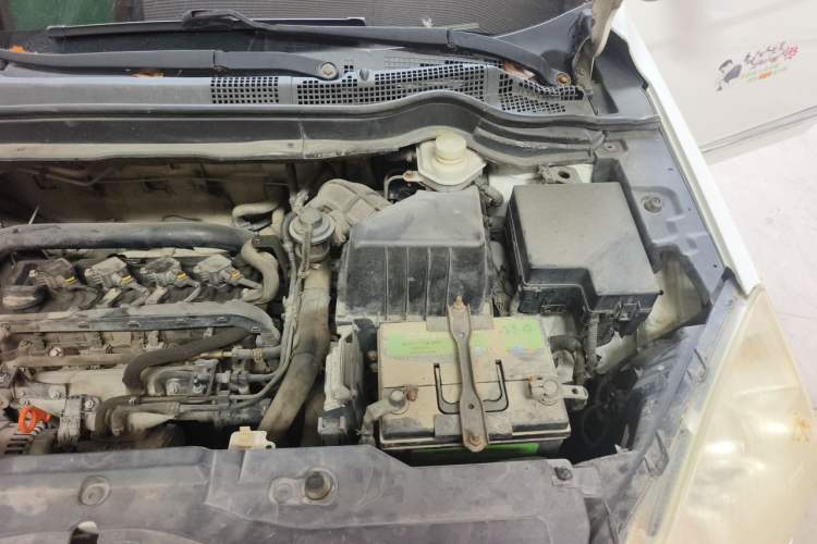 Used Haval H6 2013 Upgraded Model 1.5T Manual Two-Wheel Drive Elite Version Engine Bay Left