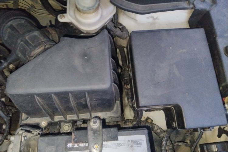 Used Haval H6 2013 Upgraded Model 2.4L Automatic Two-Wheel Drive Prestige Version Engine Bay Left