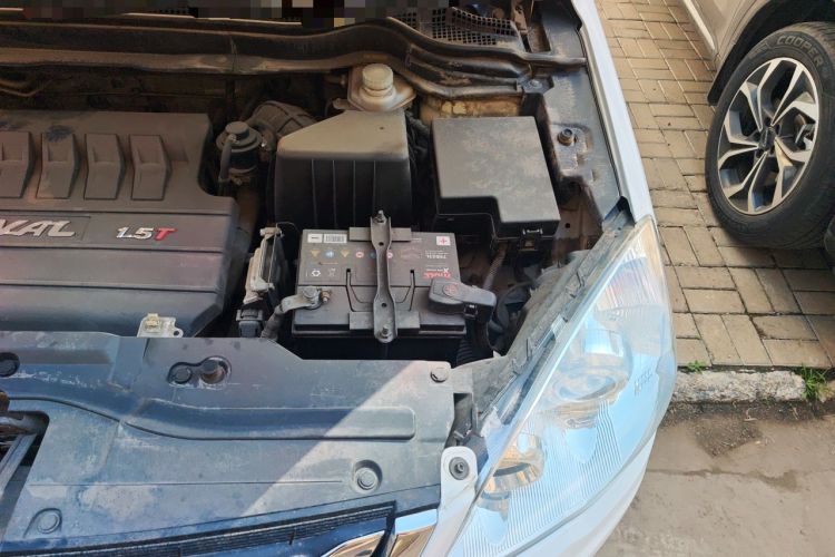 Used Haval H6 2013 Upgraded Model 1.5T Manual Two-Wheel Drive Elite Version Engine Bay Left