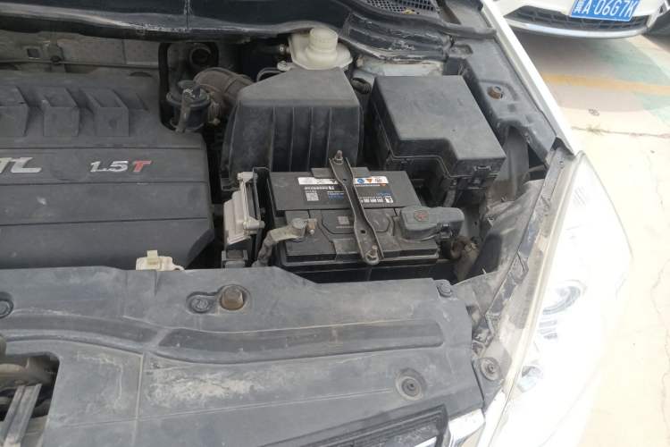 Used Haval H6 2013 Upgraded Model 1.5T Manual Two-Wheel Drive Elite Version Engine Bay Left