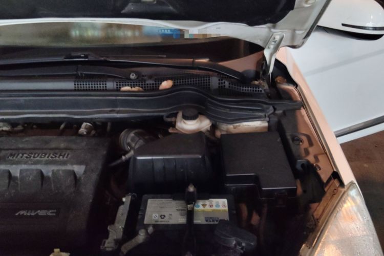 Used Haval H6 2013 Upgraded Model 2.4L Automatic Two-Wheel Drive Elite Version Engine Bay Left
