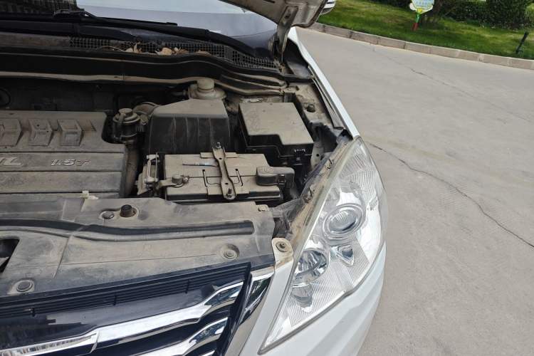 Used Haval H6 2013 Upgraded Model 1.5T Manual Two-Wheel Drive Elite Version Engine Bay Left