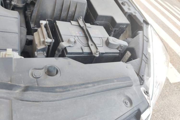 Used Haval H6 2013 Upgraded Model 1.5T Manual Two-Wheel Drive Elite Version Engine Bay Left