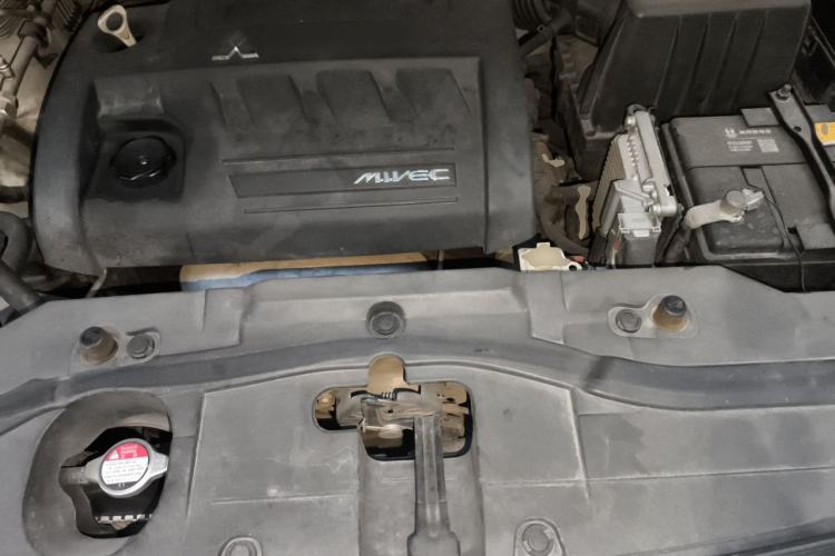 Used Haval H6 2013 Upgraded Model 2.4L Automatic Two-Wheel Drive Elite Version Engine Bay