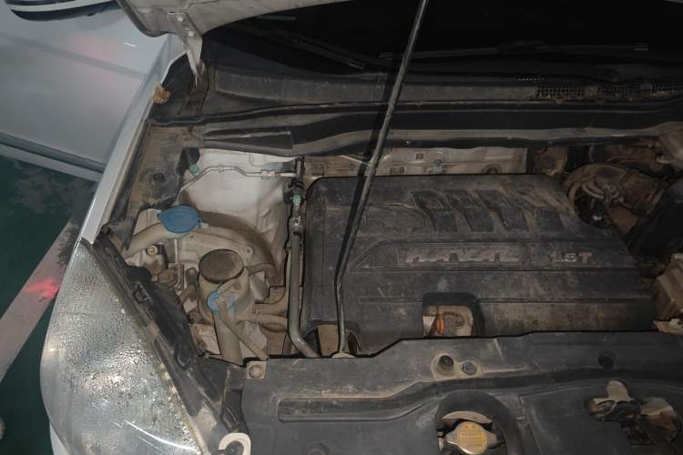 Used Haval H6 2013 Upgraded Model 1.5T Manual Two-Wheel Drive Elite Version Engine Bay Right