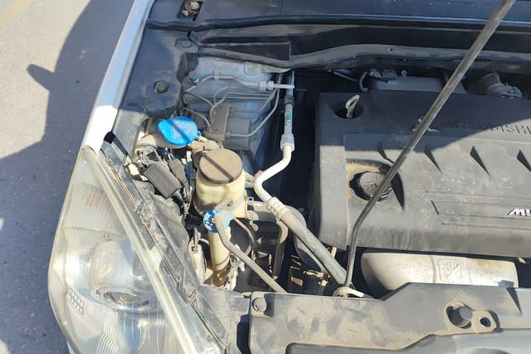 Used Haval H6 2013 Upgraded Model 2.4L Automatic Two-Wheel Drive Elite Version Engine Bay Right