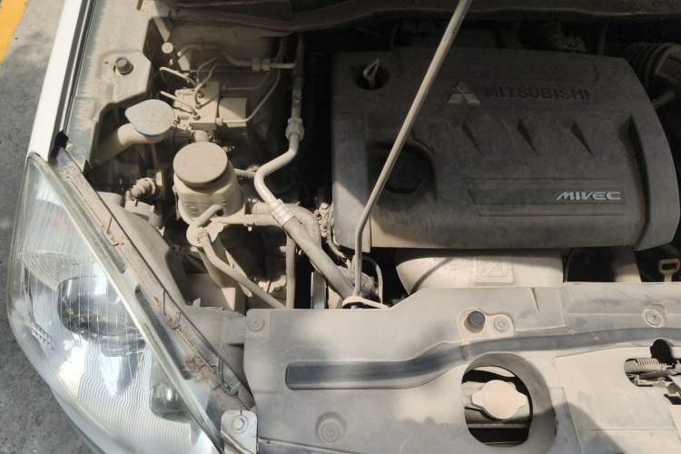 Used Haval H6 2013 Upgraded Model 2.4L Automatic Two-Wheel Drive Elite Version Engine Bay Right