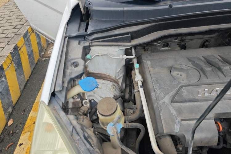 Used Haval H6 2013 Upgraded Model 1.5T Manual Two-Wheel Drive Elite Version Engine Bay Right