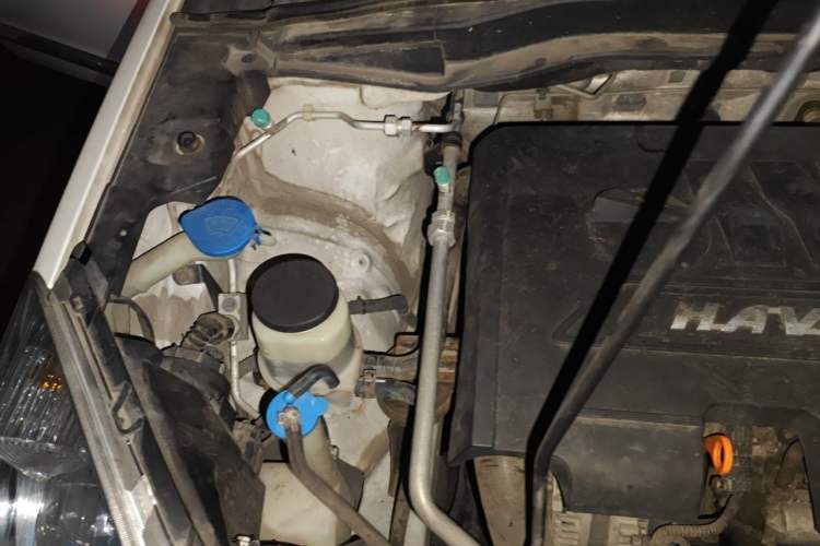 Used Haval H6 2013 Upgraded Model 1.5T Manual Two-Wheel Drive Elite Version Engine Bay Right