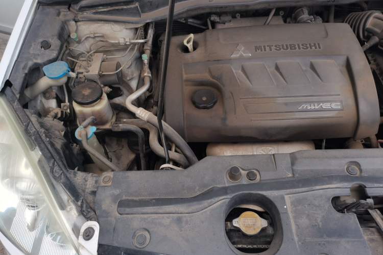 Used Haval H6 2013 Upgraded Model 2.4L Automatic Two-Wheel Drive Prestige Version Engine Bay Right