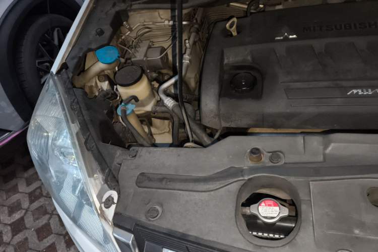 Used Haval H6 2013 Upgraded Model 2.4L Automatic Two-Wheel Drive Elite Version Engine Bay Right