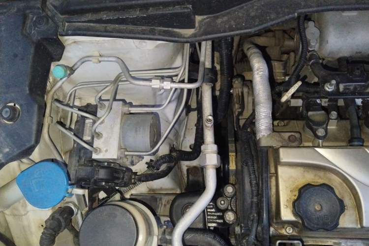 Used Haval H6 2013 Upgraded Model 2.4L Automatic Two-Wheel Drive Prestige Version Engine Bay Right