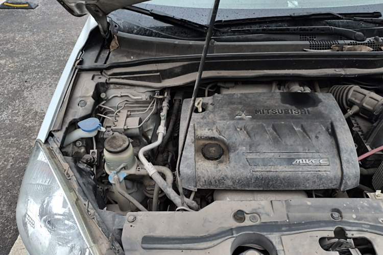 Used Haval H6 2013 Upgraded Model 2.4L Automatic Two-Wheel Drive Elite Version Engine Bay Right