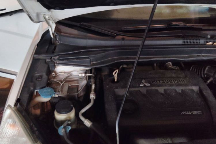 Used Haval H6 2013 Upgraded Model 2.4L Automatic Two-Wheel Drive Elite Version Engine Bay Right