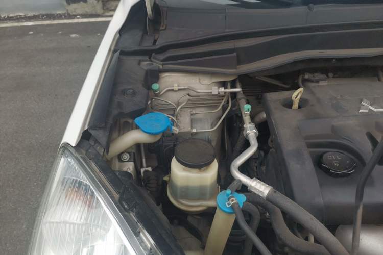 Used Haval H6 2013 Upgraded Model 2.4L Automatic Two-Wheel Drive Elite Version Engine Bay Right