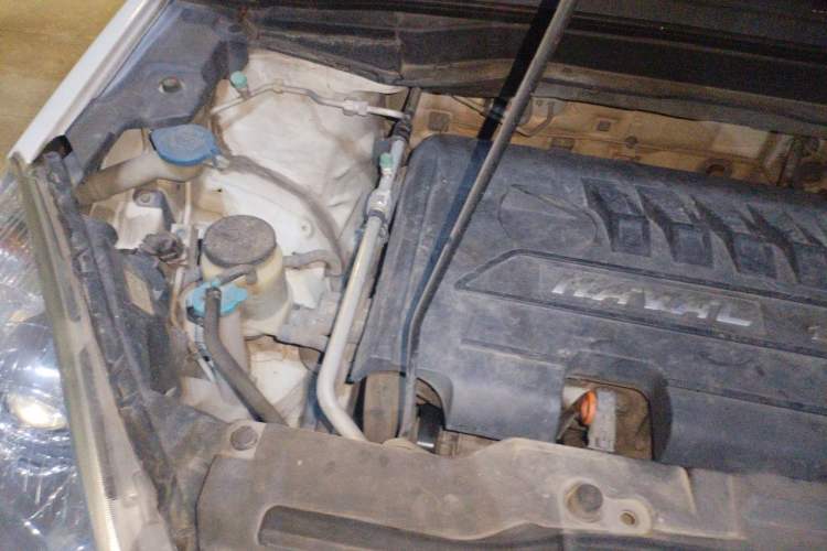 Used Haval H6 2013 Upgraded Model 1.5T Manual Two-Wheel Drive Elite Version Engine Bay Right