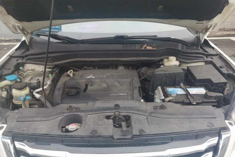 Used Haval H6 2013 Upgraded Model 2.4L Automatic Two-Wheel Drive Elite Version Engine Bay