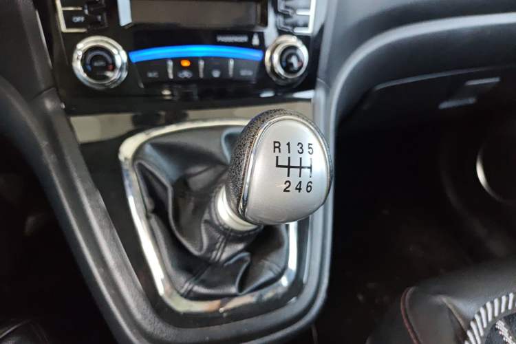 Used Haval H6 2013 Upgraded Model 1.5T Manual Two-Wheel Drive Elite Version Gear Lever