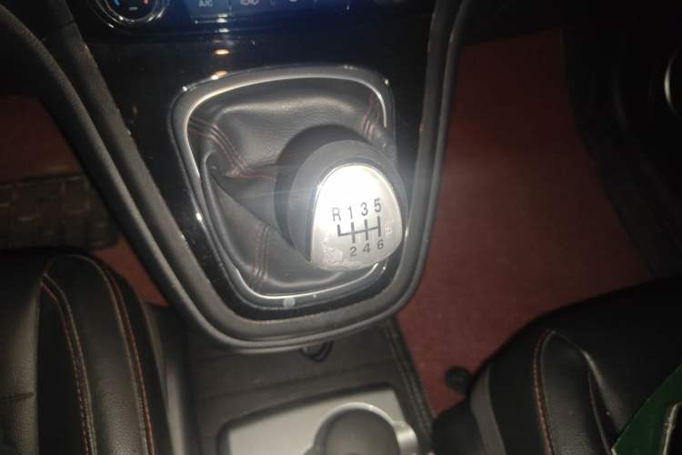 Used Haval H6 2013 Upgraded Model 1.5T Manual Two-Wheel Drive Elite Version Gear Lever