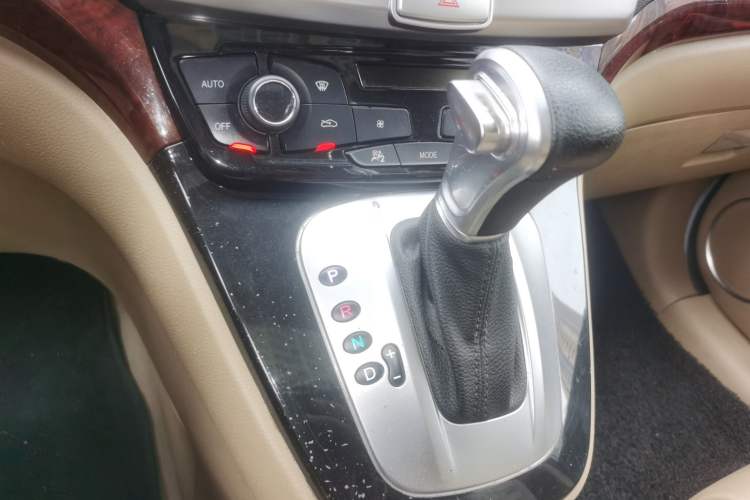 Used Haval H6 2013 Upgraded Model 2.4L Automatic Two-Wheel Drive Prestige Version Gear Lever