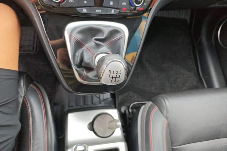 Used Haval H6 2013 Sports Edition 1.5T Manual Two-Wheel Drive Elite Model Gear Lever