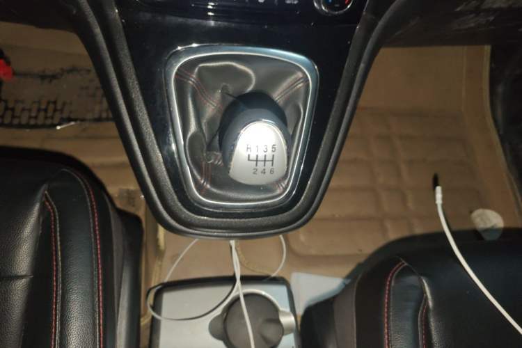 Used Haval H6 2013 Upgraded Model 1.5T Manual Two-Wheel Drive Elite Version Gear Lever
