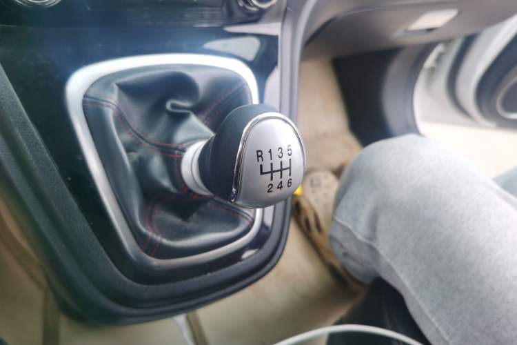 Used Haval H6 2013 Upgraded Model 1.5T Manual Two-Wheel Drive Elite Version Gear Lever