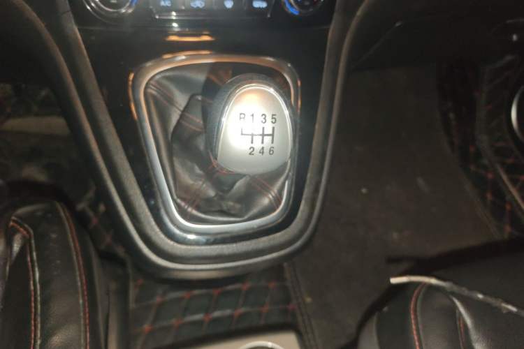 Used Haval H6 2013 Upgraded Model 1.5T Manual Two-Wheel Drive Elite Version Gear Lever