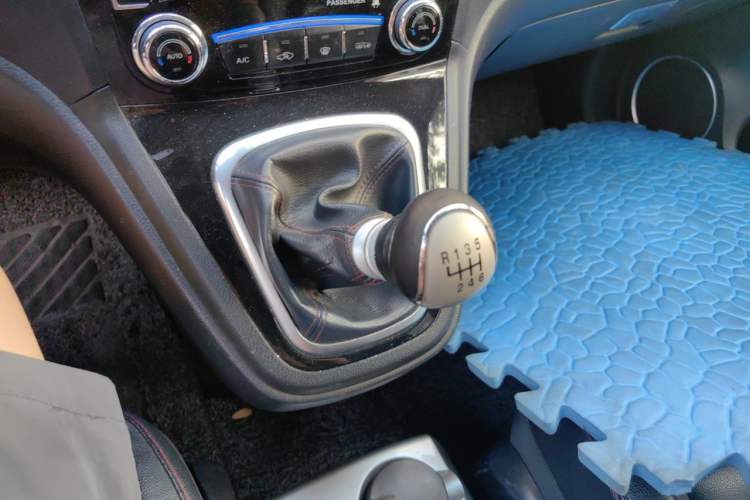 Used Haval H6 2013 Upgraded Model 1.5T Manual Two-Wheel Drive Elite Version Gear Lever