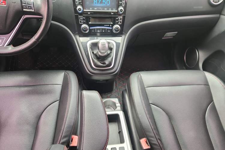 Used Haval H6 2013 Upgraded Model 1.5T Manual Two-Wheel Drive Elite Version Gear Lever